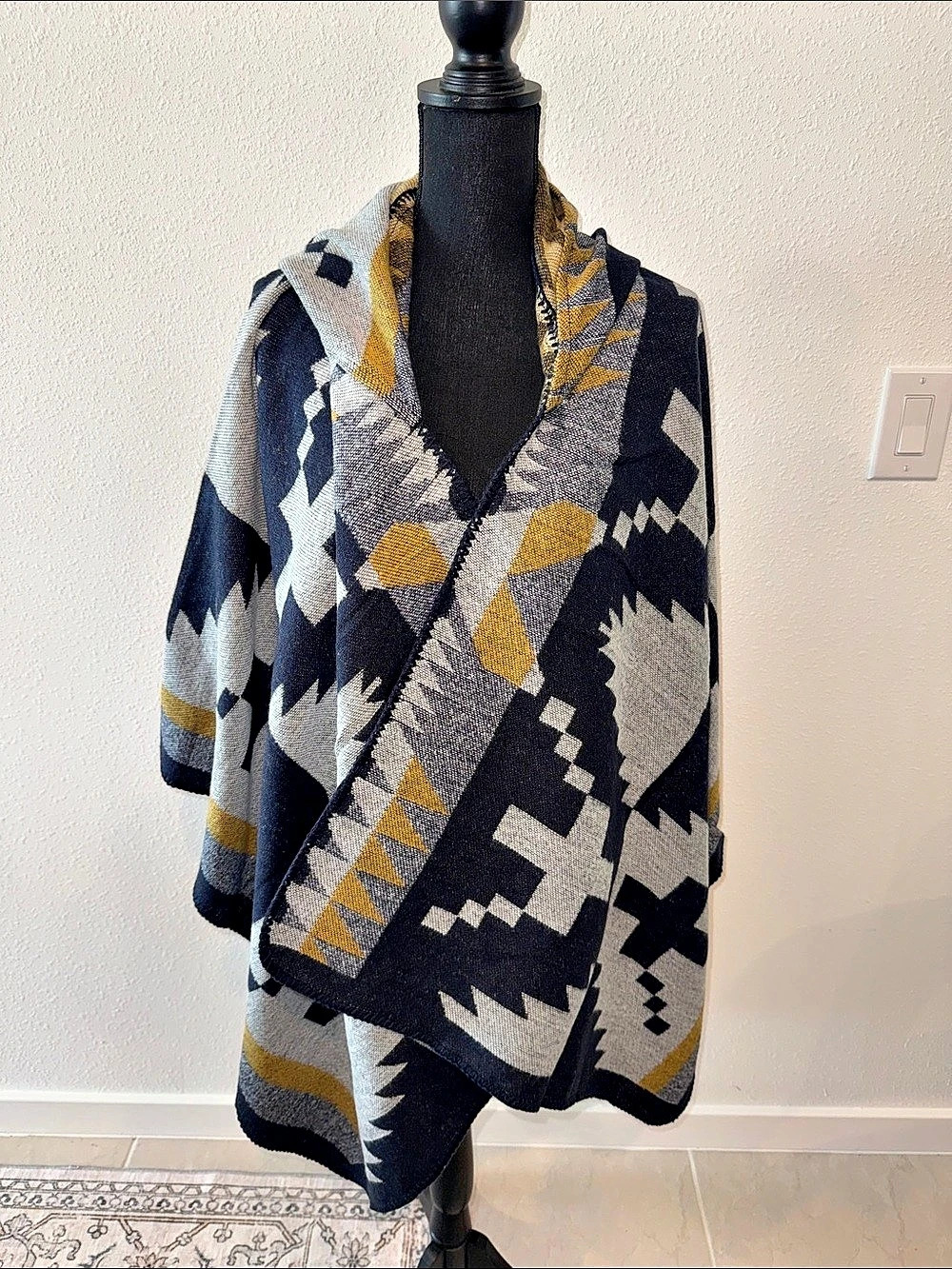NWOT Soft Geometric Hooded Poncho in Black & Gray